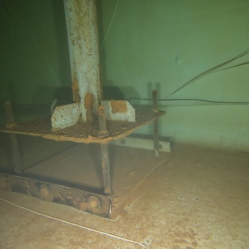 Sprinklertank-Inspektion: Stahltank, 5 Jahre – Rohrschelle Stuetze Bodensicht Korrosion